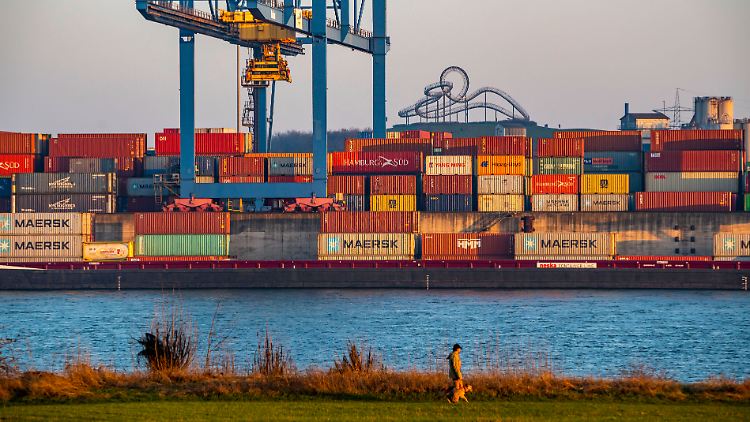 Containerhafen in Duisburg: Der Industrie fehlen derzeit viele Vorprodukte.
