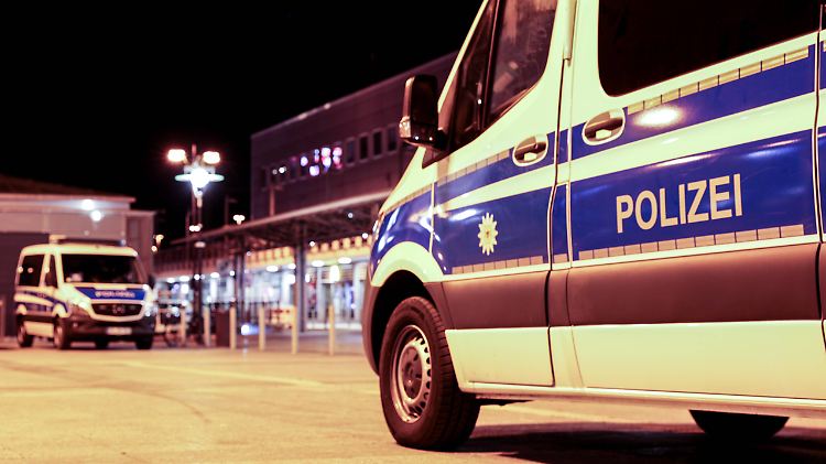 Vor allem die Ausgangssperren, die von der Polizei nicht umfassend kontrolliert werden können, stehen in der Kritik.