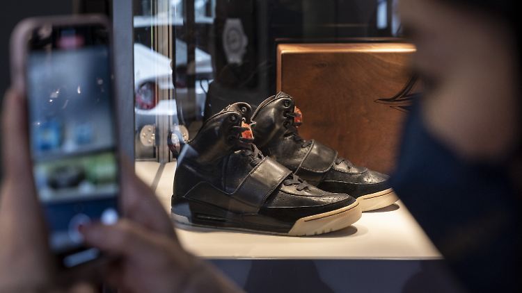 Kanye West hatte das Design des Nike Air Yeezy 1 bei der Grammy-Verleihung 2008 vorgestellt.