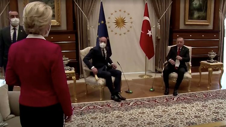 Männer unter sich: Beim Türkeibesuch blieb für Ursula von der Leyen nur das Sofa im Abseits.