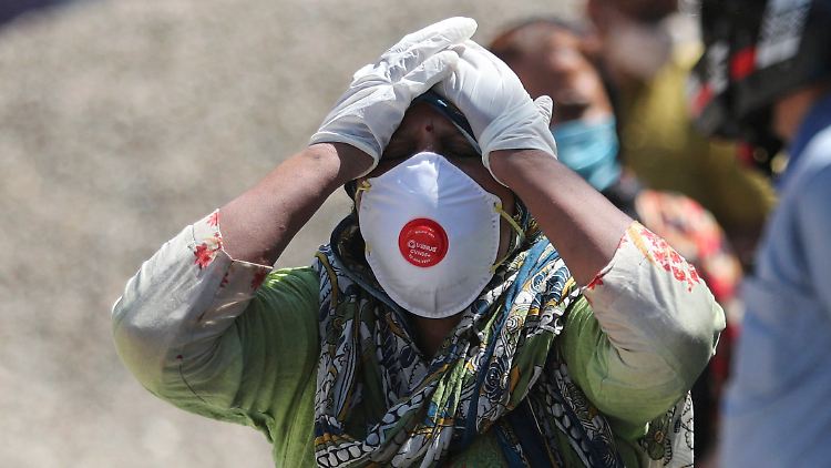In und vor Indiens Krankenhäusern spielen sich Dramen ab.