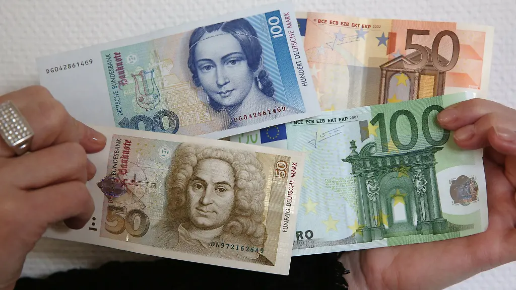 Die-Bundesbank-tauscht-alte-D-Mark-Scheine-in-Euro-um