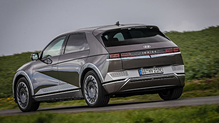 An einer 350-kW-Schnellladestation ist die Batterie des Hyundai Ioniq5 in 18 Minuten zu 80 Prozent geladen.