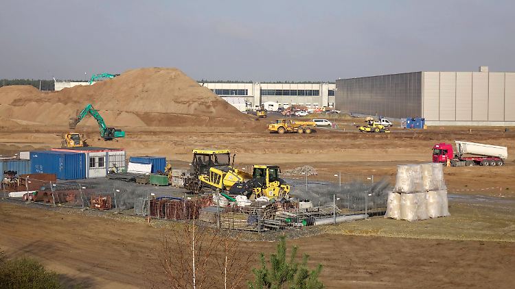 Das brandenburgische Landesumweltamt hat die finale Genehmigung für das Tesla-Werk in Grünheide immer noch nicht erteilt. Gebaggert wird trotzdem.
