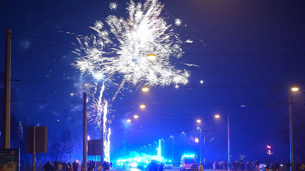 Silvesterfeuerwerk-ueber-der-Neuen-Strombruecke-in-Magdeburg-Archivbild