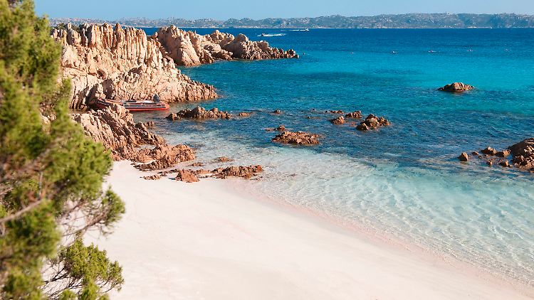 Klares Wasser, pastellfarbener Sand: Man kann schon verstehen, warum Mauro Morandi die Insel Budelli nicht verlassen will.