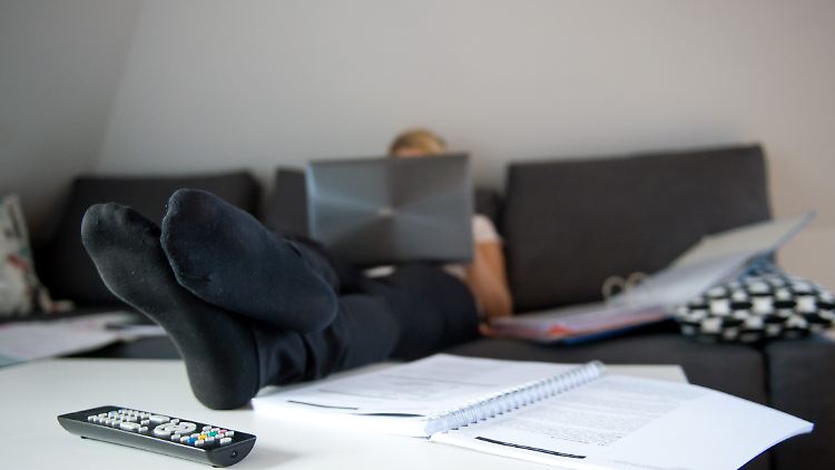 Bewegung kommt im Homeoffice und beim Homeschooling im Lockdown häufig zu kurz.