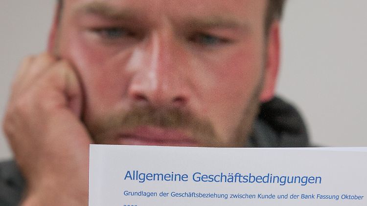 Bisher konnten Banken ihre Vertragsbedingungen ändern, ohne dass sie die ausdrückliche Zustimmung ihrer Kunden brauchten.