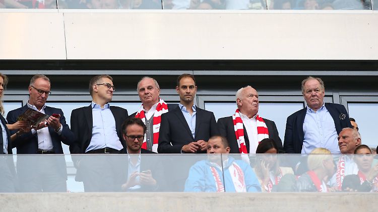 Bayern- und Leipzig-Funktionäre schauen ein Spiel.