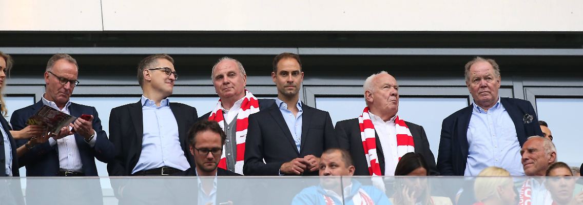 Bayern- und Leipzig-Funktionäre schauen ein Spiel.