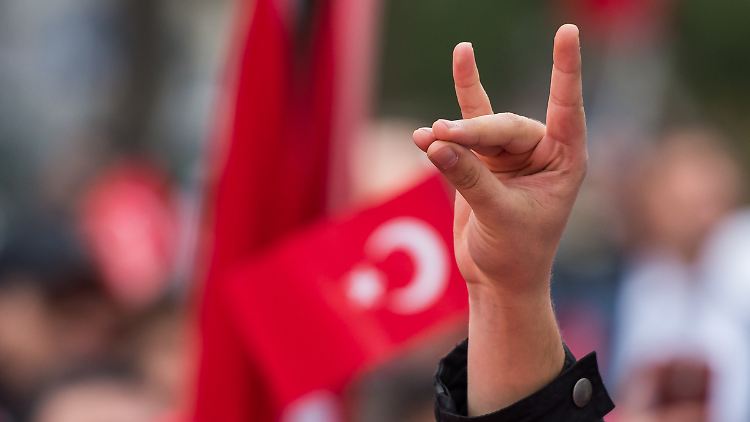 Der rechtsextremistischen türkischen "Ülkücü"-Bewegung (Graue Wölfe) gehören in Deutschland rund 11.000 Menschen an.