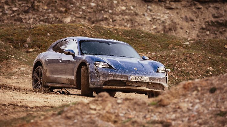 Der Porsche Taycan Cross Turismo kann auch flott durchs Grobe.