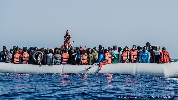 Aus diesem Schlauchboot konnte die Hilfsorganisation SOS Mediterranee alle Menschen an Bord holen - in einem anderen Fall kam die spanische Marine für 17 Menschen zu spät.
