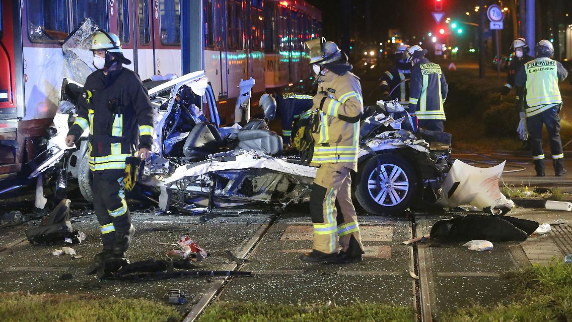 Das Taxi wurde bei dem Unfall vollständig zerstört.