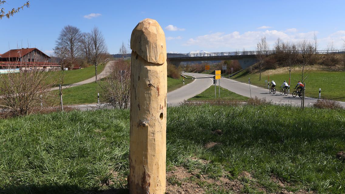Kunst oder so: Im Allgäu tauchen seit Monaten immer wieder Holzpenisse auf.