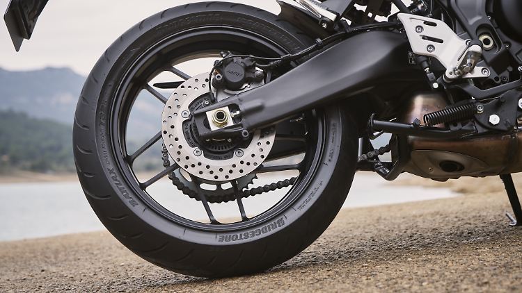 Für mehr Komfort wurde auch der Federweg an der Hinterhand der Yamaha Tracer GT 9 vergrößert.