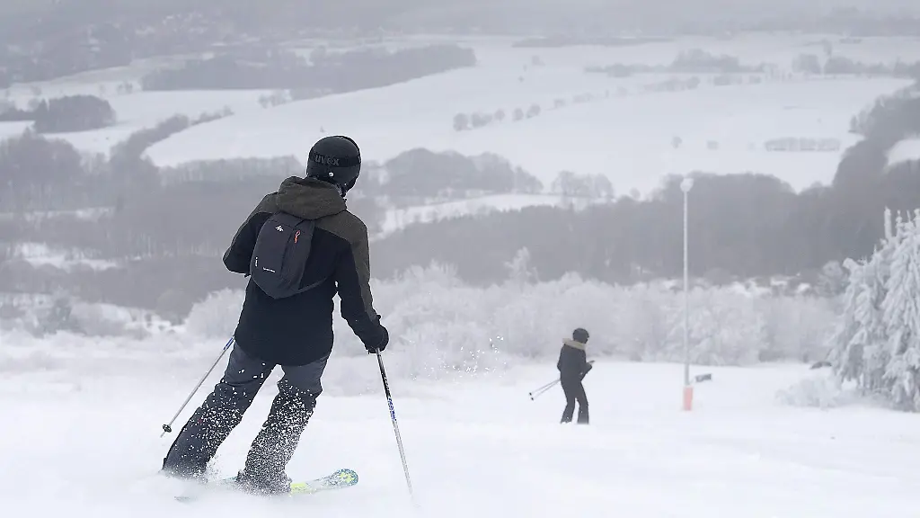 Auf-der-Wasserkuppe-wurden-die-ersten-Skilifte-schon-vor-Weihnachten-geoeffnet