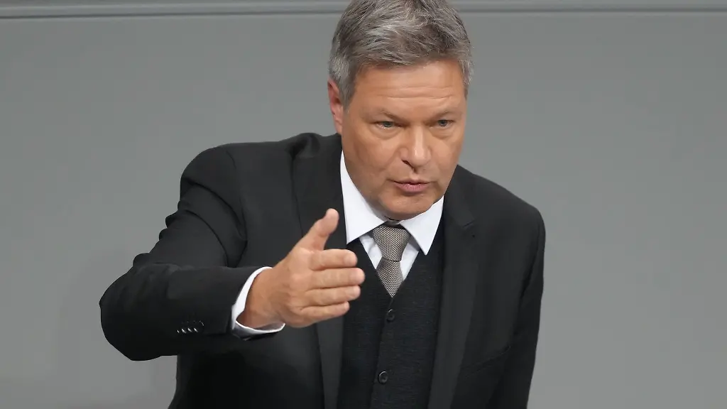 Gruenen-Kanzlerkandidat-Habeck-haelt-eine-Erhoehung-der-Verteidigungsausgaben-auf-3-5-Prozent-fuer-noetig