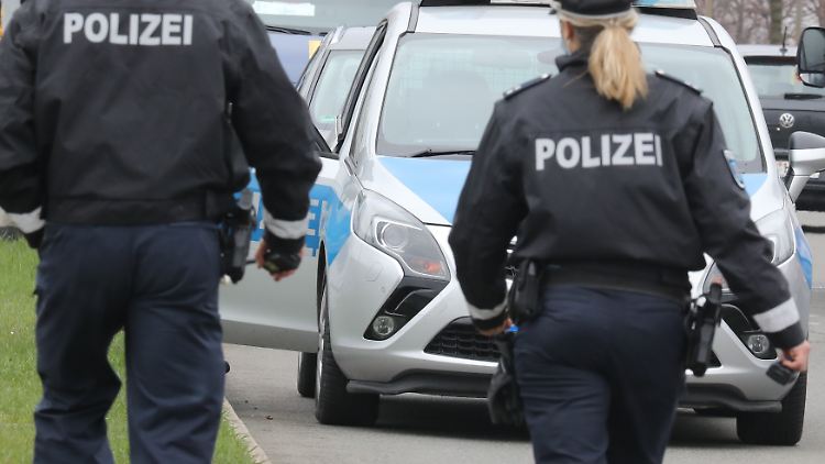 Den Beamten bleibt letztlich nur die Flucht, der Aggressor ist bekannt.