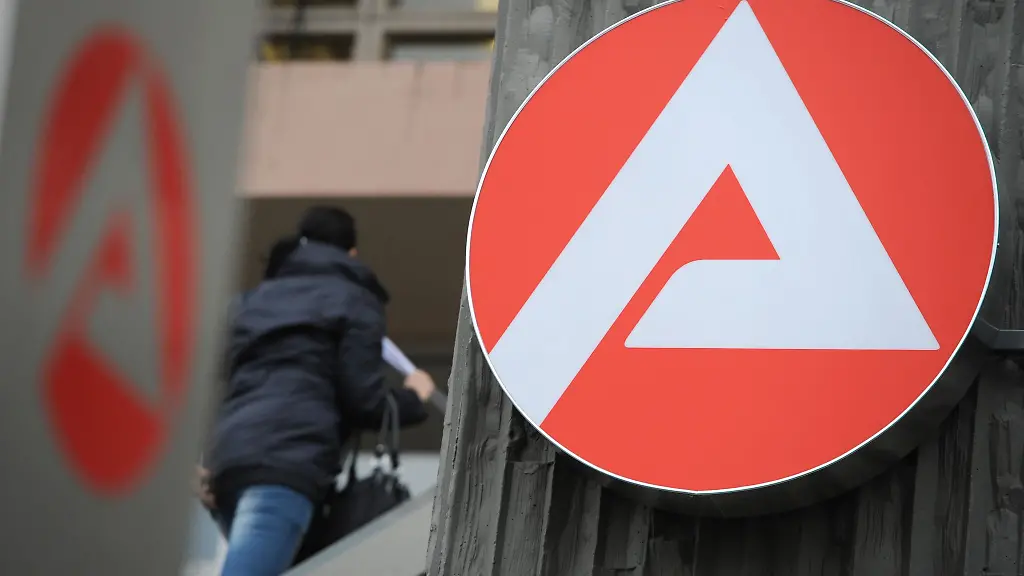 Steigende-Arbeitslosenzahlen-in-Hessen-Archivbild
