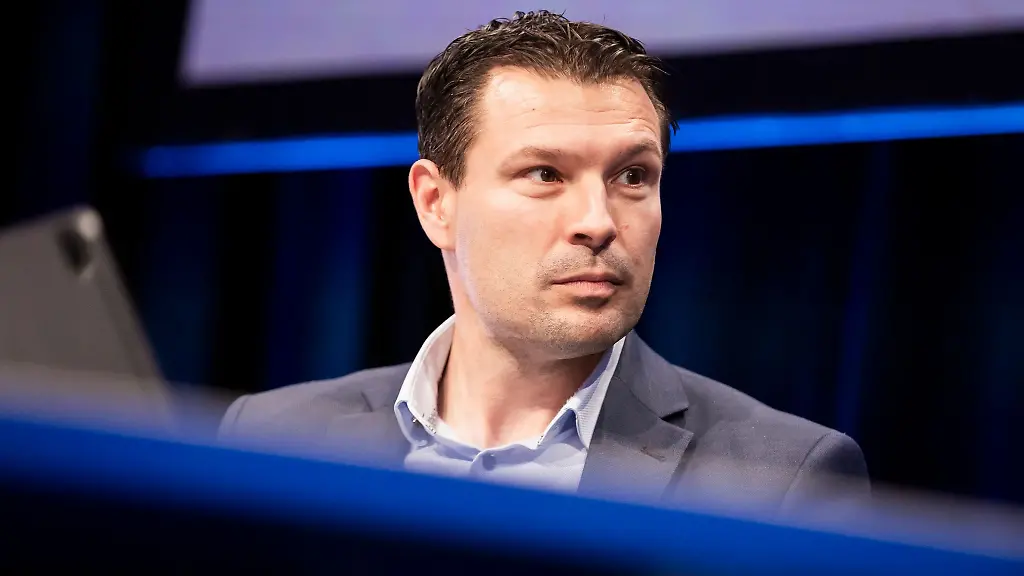 Sportdirektor-Benjamin-Weber-erwartet-von-den-Hertha-Profis-eine-Leistungssteigerung