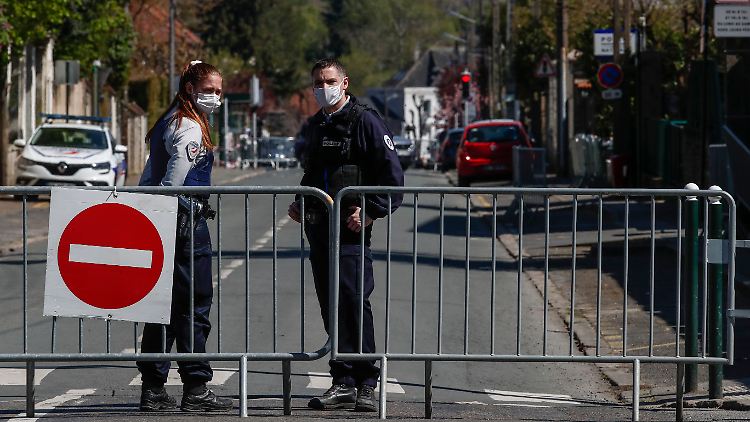 Französische Polizisten blockieren nach der mutmaßlichen Terrorattacke auf eine Polizeimitarbeiterin den Zugang zu einer Polizeistation.