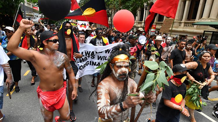 Jedes Jahr ziehen Aborigines am "Australia Day" durch die Stadt, so auch 2020. Für die Ureinwohner ist dieses Datum der Beginn der Unterdrückung.