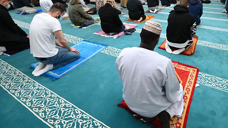 6,4 bis 6,7 Prozent der Gesamtbevölkerung sind Muslime.