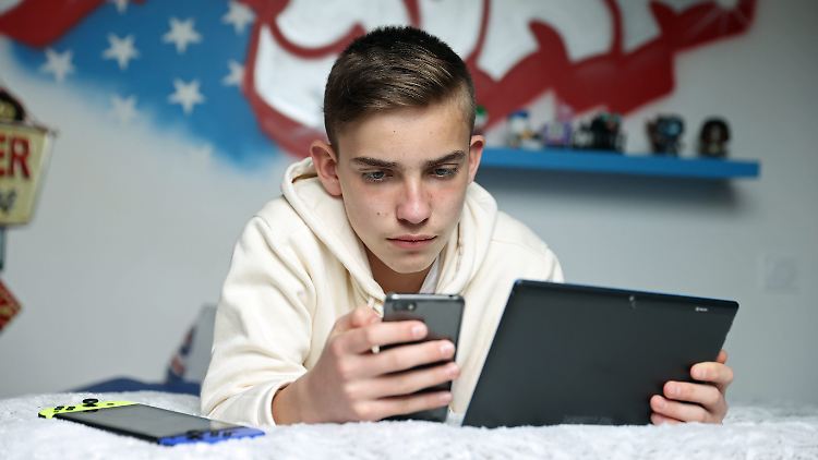 58 Prozent der jungen Menschen informieren sich auch durch nicht-journalistische Akteure wie Influencer.