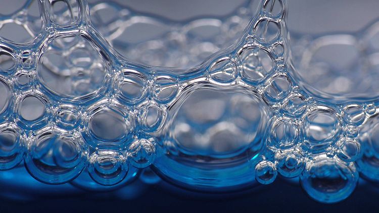 Wie für Zahncremes gilt auch für Mund­spülungen: Um Karies vorzubeugen, muss die Lösung genügend Fluorid enthalten. 