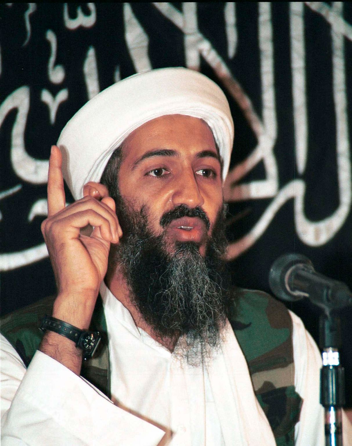 Zwei Bilder markieren den Anfang und das Ende der fieberhaften Suche der USA nach Osama bin Laden.