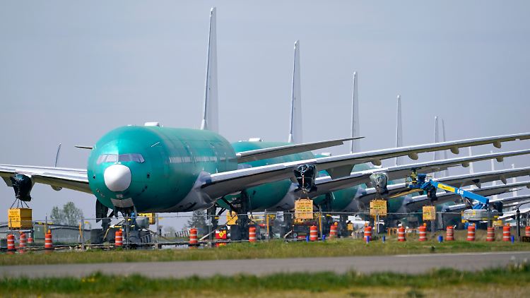 Boeings Verkehrssparte erlöste gut ein Drittel weniger.