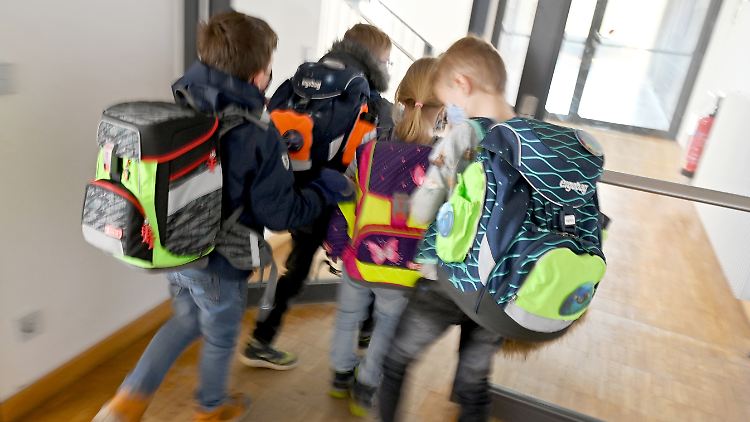 Mehr als ein Jahr steckten junge Menschen zurück, um Ältere zu schützen.