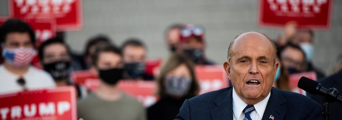 2020-11-05T004903Z_832105372_RC2OWJ9NB7G0_RTRMADP_3_USA-ELECTION.JPG