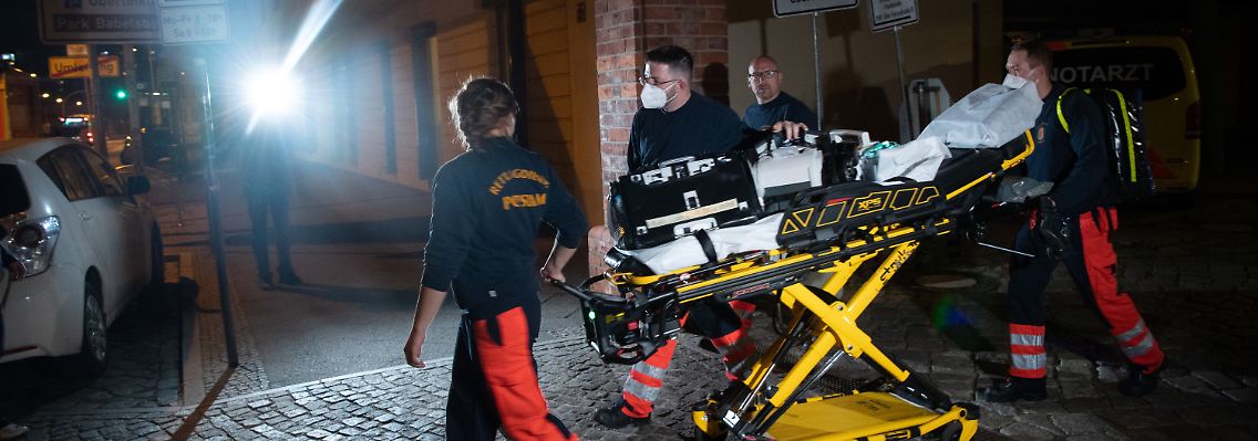 Sanitäter verlassen das Gelände der Oberlinklinik.
