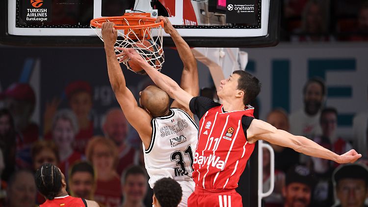 Mailands Shavon Shields mit Dunking.