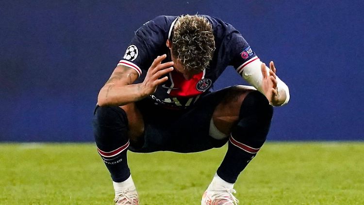 Auch Neymar kann sich die Niederlage offenbar nicht erklären.