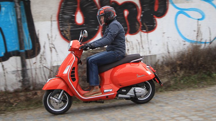 Ganz im Stil der alten GTS-Modelle fährt die 2021 Vespa GTS 125 doch zeitgemäß vor.