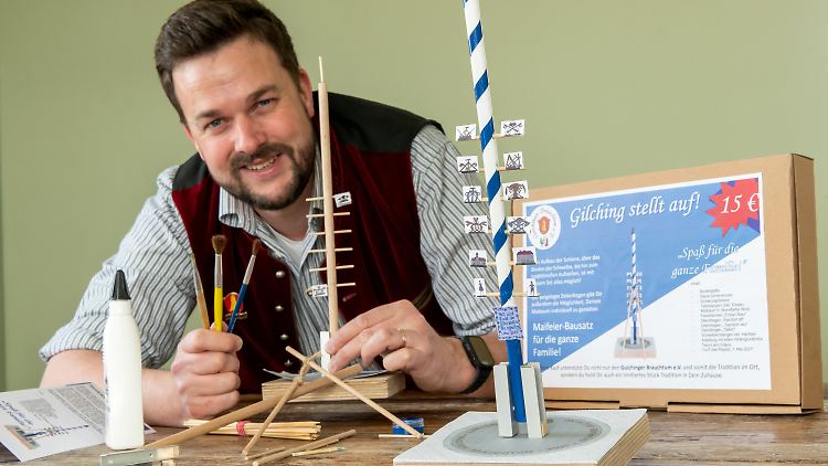 Rene Weber vom Verein "Guichinger Brauchtum e.V." bastelt aus einem Bausatz einen Mini-Maibaum.