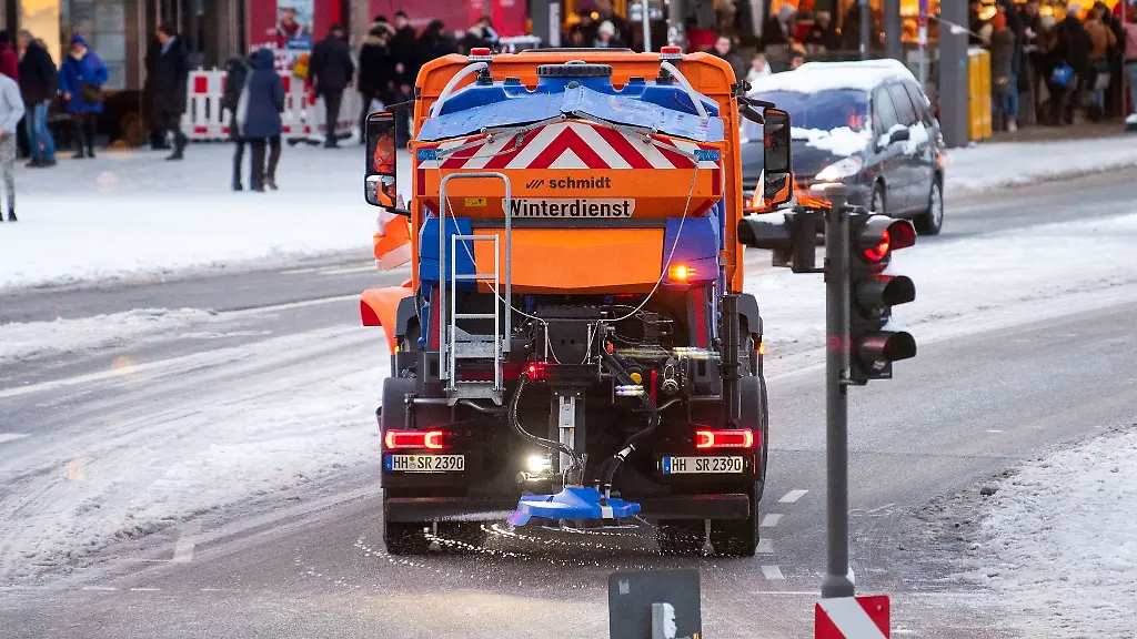 Seit-zwei-Uhr-ist-der-Winterdienst-der-Stadtreinigung-Hamburg-im-Volleinsatz
