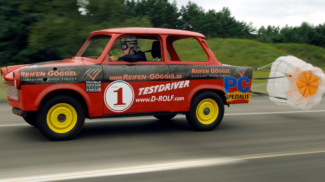 Der bekannteste Trabi-Pilot nach der Wende wurde aber "Drehorgel-Rolf". Nicht nur, dass der Musiker und Trabant-Bastler ...