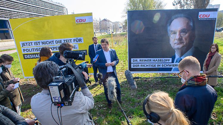 CDU-Schulze stellt die Wahlplakate vor. 