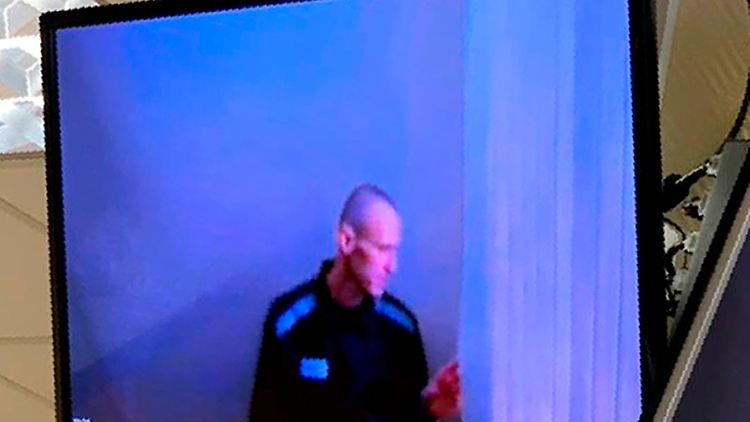 Die Haare kurzgeschoren, die Wangen eingefallen - doch Nawalny zeigte sich vor Gericht gewohnt kämpferisch.
