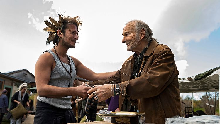 Herbert "Vadder" Thiel (Claus D. Clausnitzer, r.) beliefert auf dem Erlenhof "Rasta-Mann" (Stefan Gorski) mit Ware aus eigenem Anbau.
