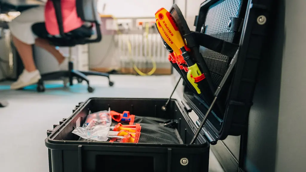 Praktisch-wenn-alle-Werkzeuge-uebersichtlich-in-einem-Koffer-untergebracht-und-somit-sofort-griffbereit-sind