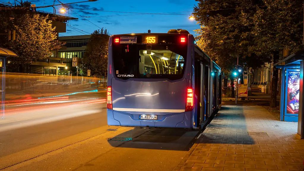 Ein-Bus-haelt-nun-ist-aeusserste-Vorsicht-angesagt-speziell-wenn-Kinder-ausgestiegen-sind