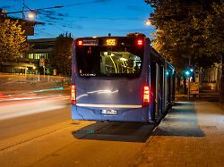 Ein Bus Haelt Nun Ist Aeusserste Vorsicht Angesagt Speziell Wenn Kinder Ausgestiegen Sind