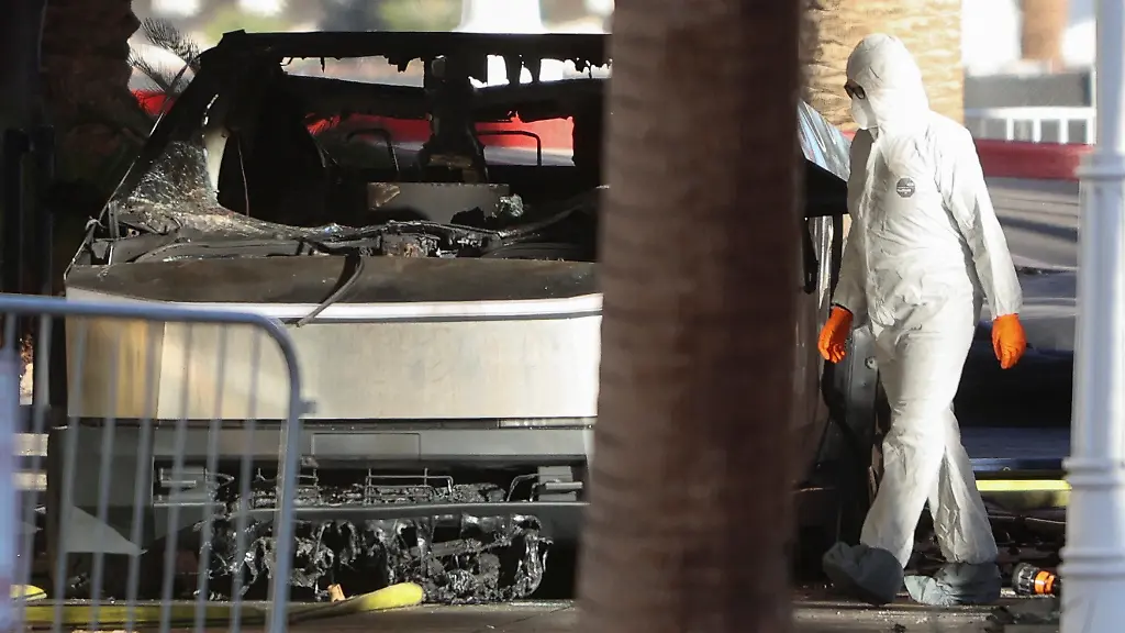 2025-01-02T001059Z-188362501-RC2A1CAL5W4U-RTRMADP-3-TESLA-CYBERTRUCK-FIRE