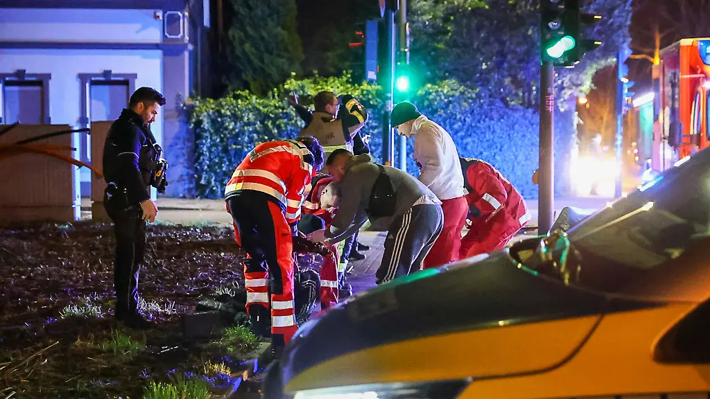 Rettungskraefte-versorgen-das-56-Jahre-alte-Opfer-eines-Messerangriffs