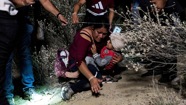 Asylsuchende überqueren Mitte April die Grenze von Mexiko in die USA.